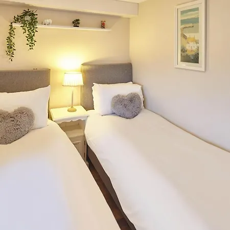 Host & - Abbey Heights *